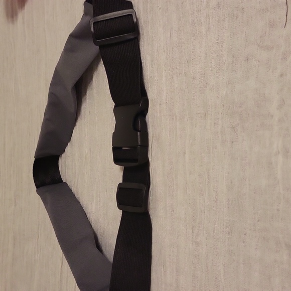Sports belt for running or traveling grey and black - Picture 4 of 9